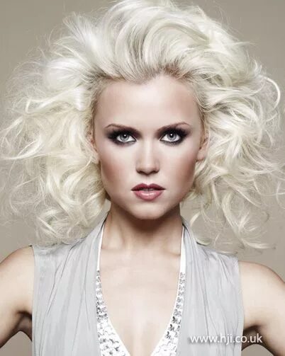 Прическа блонд platinum blonde curly hairstyle (With images) Curly hair styles, Flip in hair ex