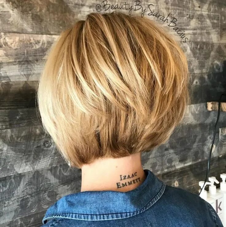 Прическа боб фото сзади Short Inverted Golden Blonde Bob Layered bob haircuts, Inverted bob hairstyles, 