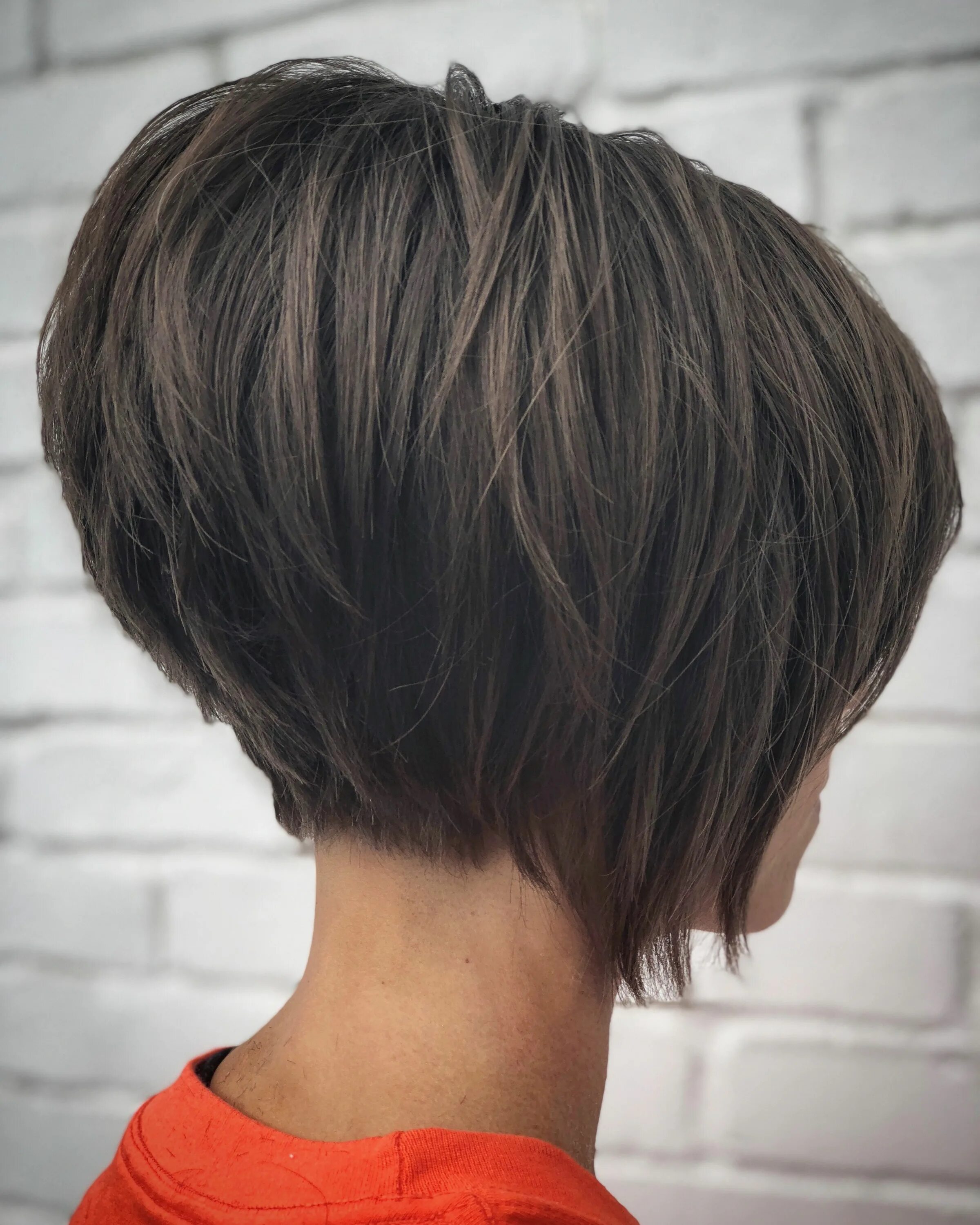 Прическа боб каре на короткие волосы Razored stacked bob // @emily_yvonne Короткие стрижки, Прически, Современные стр