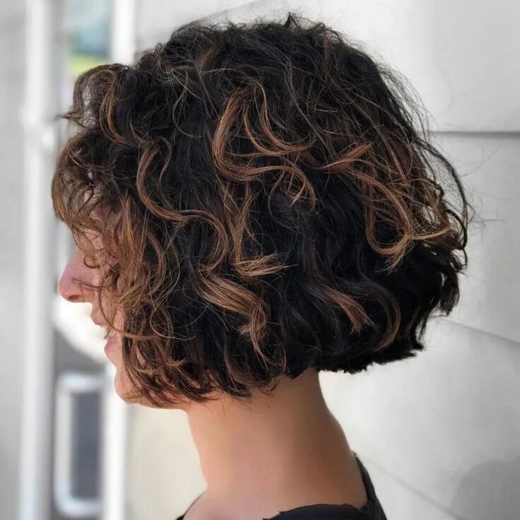 Прическа боб каре на кудрявые волосы Jaw-Length Curly Brown Bob with Caramel Highlights Curly bob hairstyles, Long bo