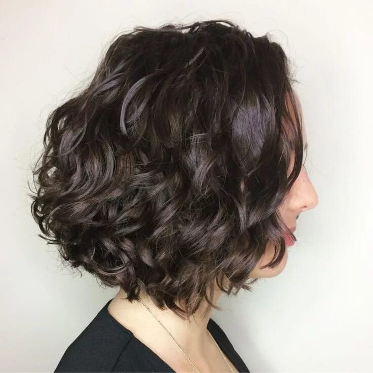 Прическа боб каре на кудрявые волосы Layered Curly Chocolate Brown Bob Wavy bob hairstyles, Curly bob hairstyles, Bob