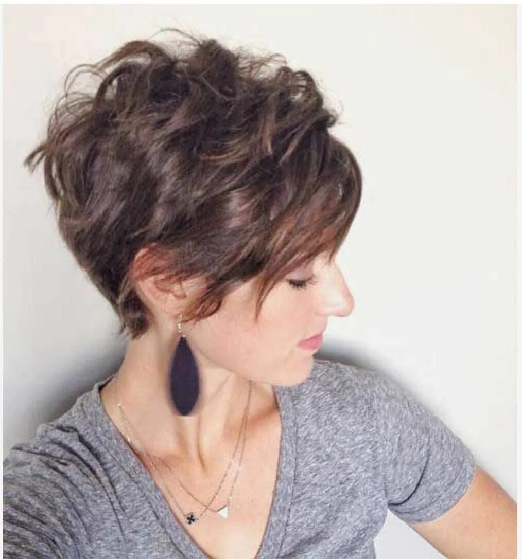 Прическа боб на короткие кудрявые волосы Choppy shattered piecy pixie! Adorable! Thick hair styles, Messy pixie haircut, 