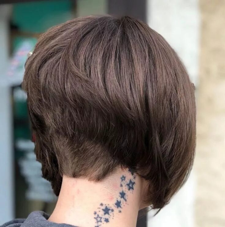 Прическа боб на ножке фото Short Stacked Bob With Nape Undercut Stacked bob haircut, Stacked haircuts, Shor