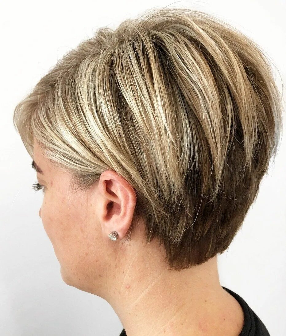 Прическа боб женская на короткие волосы фото Layered Tapered Bronde Pixie Short hair styles, Short hair cuts for women, Chic 