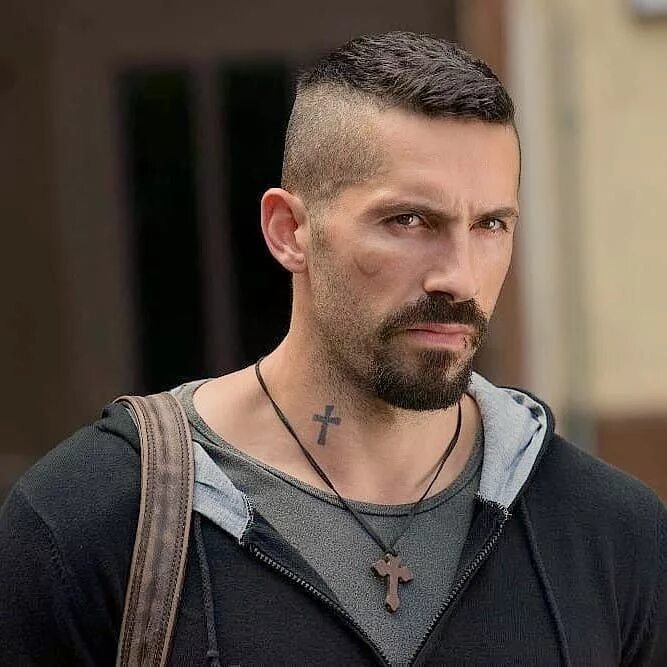 Прическа бойко фото #Scottadkins #Boyka Capelli uomo, Capelli lunghi corti, Capelli