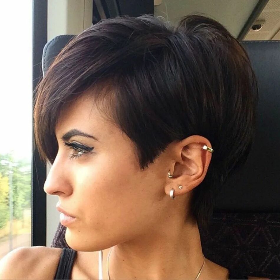 Прическа брюнетки на короткие волосы 50 Ultra-Cool Pixie Cuts for Thick Hair to Try in 2024 Pixie haircut for thick h