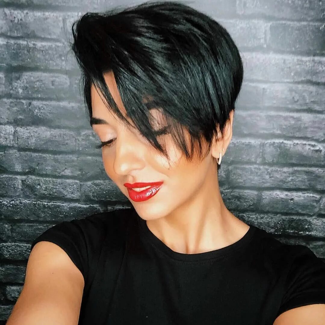 Прическа брюнетки на короткие волосы A imagem pode conter: uma ou mais pessoas e close-up Pixie haircut, Short hair s