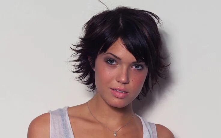 Прическа брюнетки на короткие волосы Mandy Moore Short Hair Mandy Moore Short Hair Images Mandy moore short hair, Sho