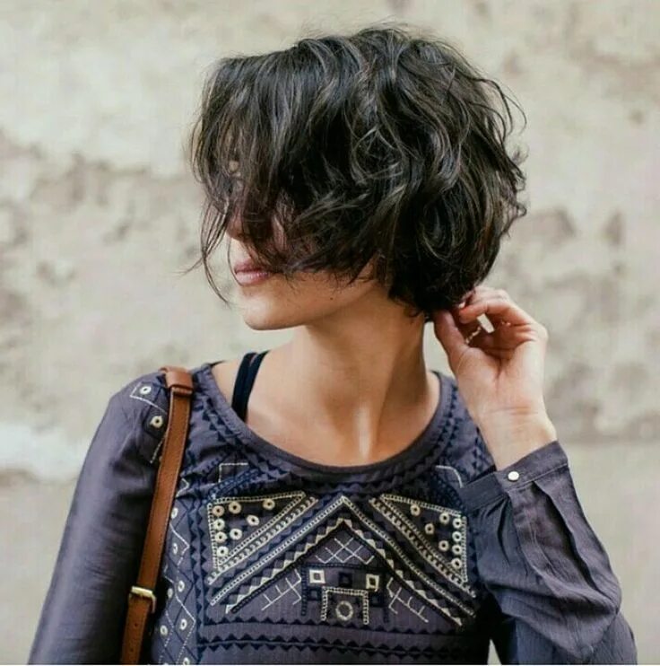 Прическа брюнетки на короткие волосы Short messy pixie haircut hairstyle ideas 81 Растрепанные короткие волосы, Приче