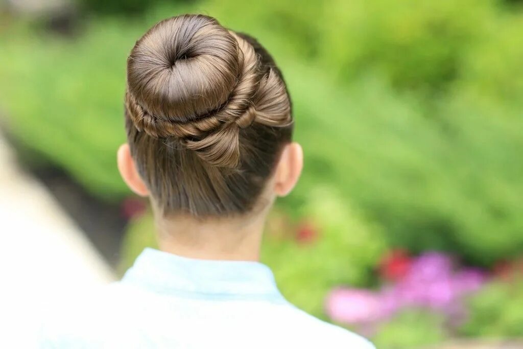 Прическа бублик для девочки на длинные The Perfect Bow Bun Updo Bow hairstyle, Kids hairstyles, Pretty hairstyles