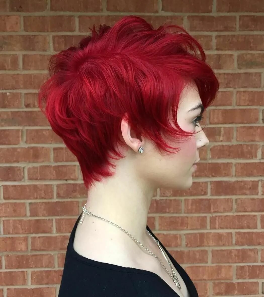 Прическа черно красная короткая 20 Cool Styles with Bright Red Hair Color for 2024 Short red hair, Short hair st