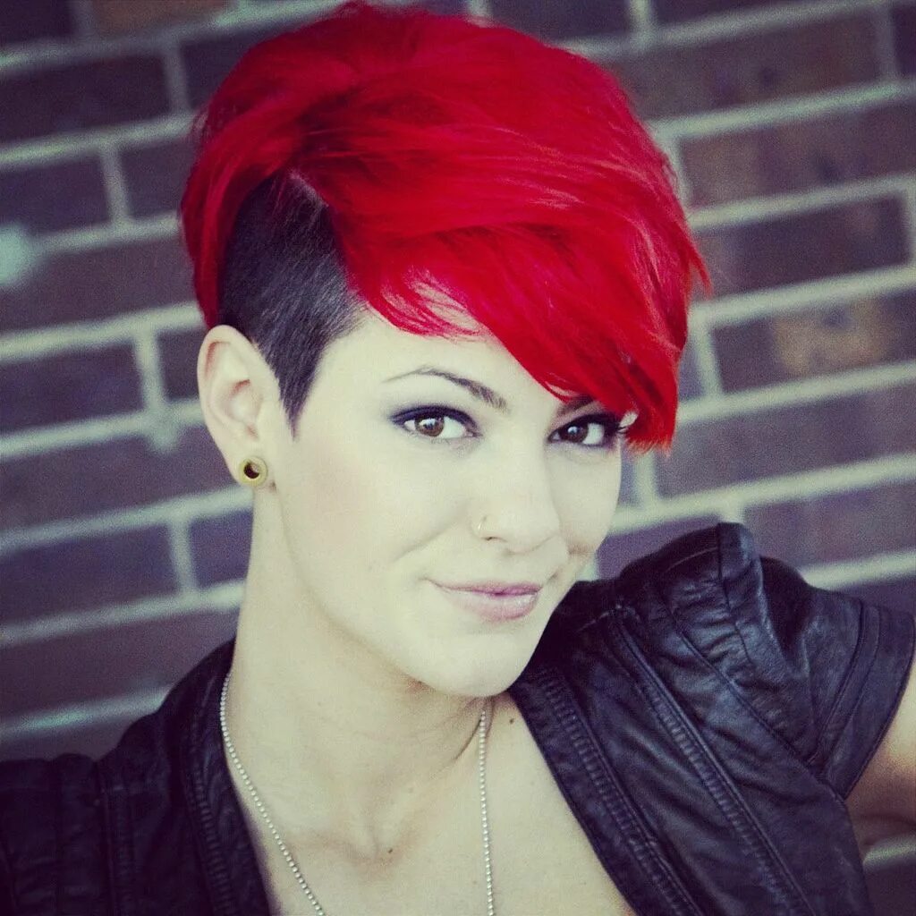 Прическа черно красная короткая 476502_350393478359874_1366094866_o Short red hair, Hair styles 2014, Short summ