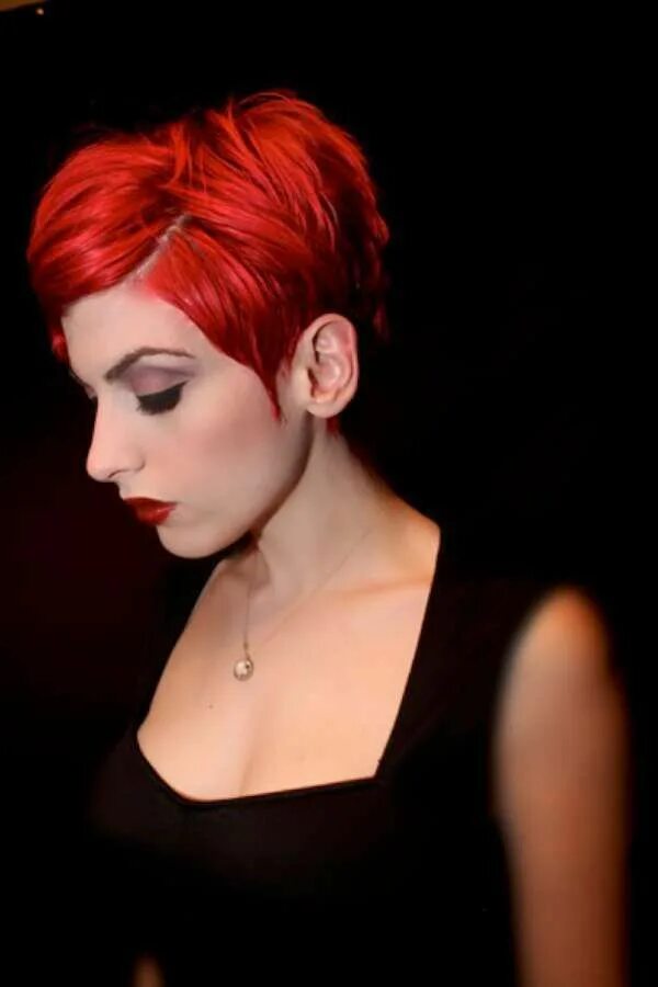 Прическа черно красная короткая Short Hairstyles - 368 Fashion and Women Short red hair, Short hair styles, Shor