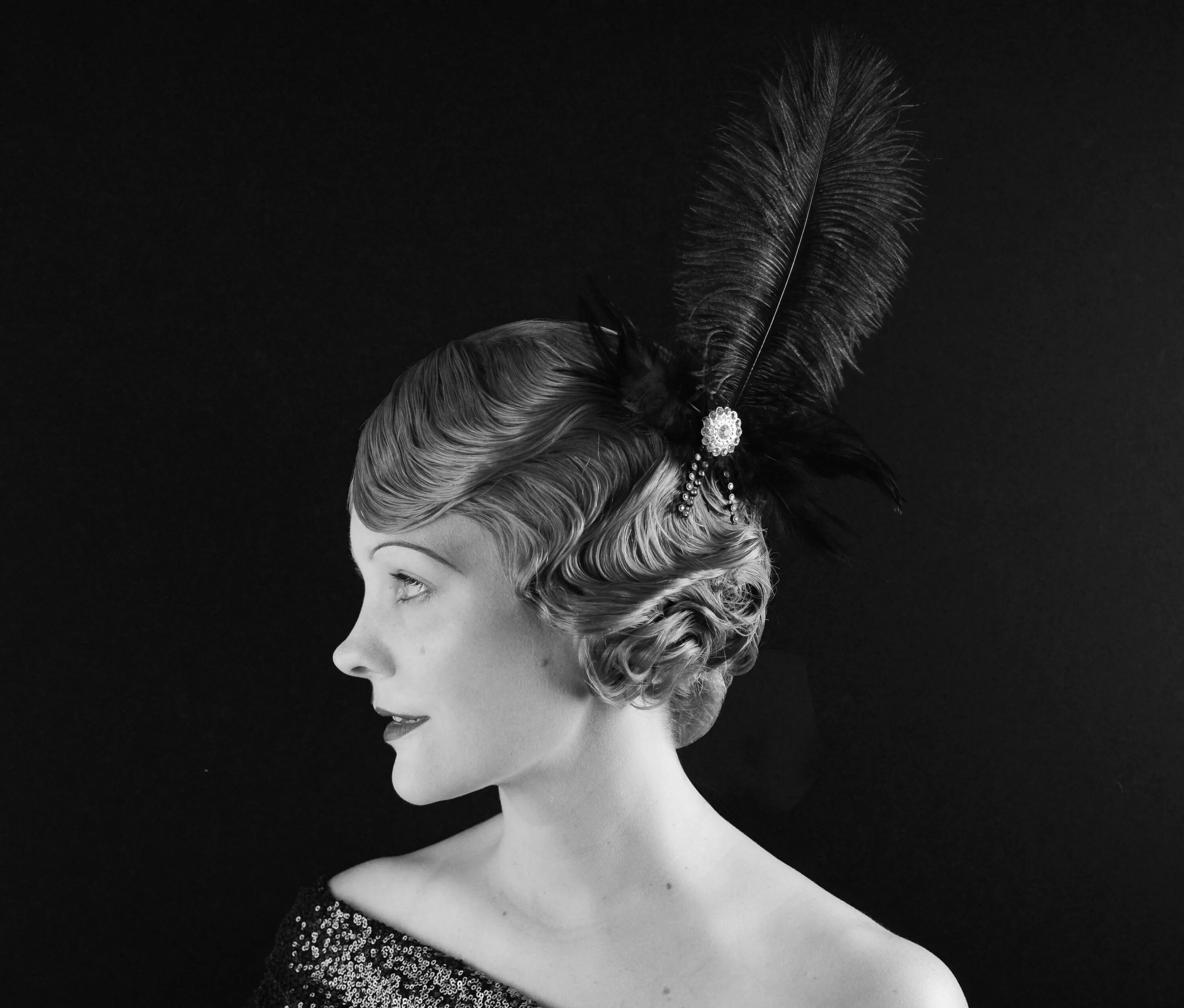 Прическа дамы Get the Look: 1920's SARAHPOTEMPA Hairstyling Tools 1920s hair, 1920 hair, Hair 