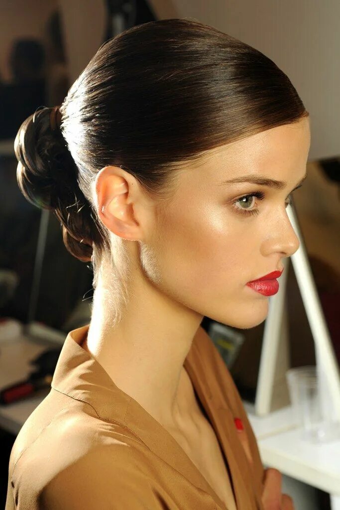 Прическа деловой стиль на длинные волосы Gucci Spring 2011 Ready-to-Wear Fashion Show Beauty - Vogue Sleek hairstyles, Sl