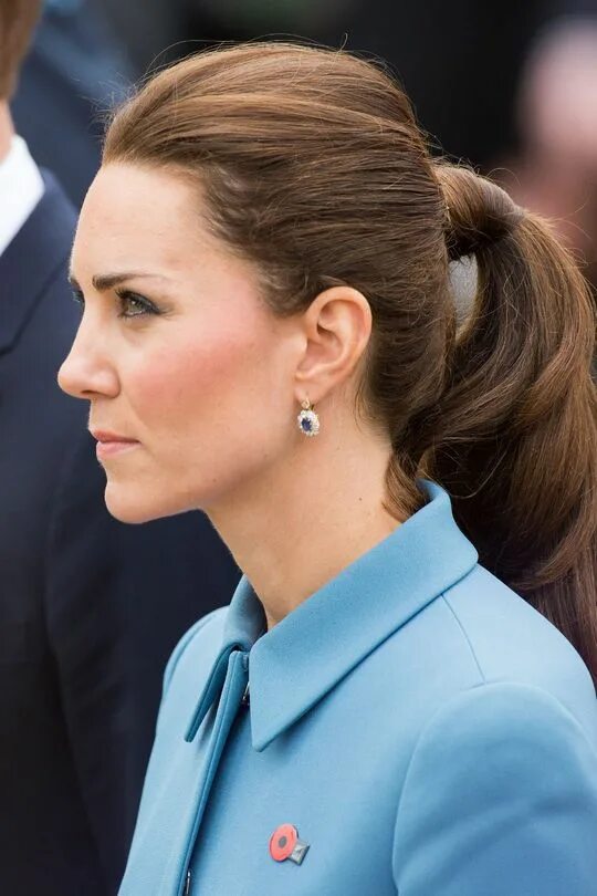 Прическа деловой стиль на длинные волосы How Kate Middleton Does a Ponytail. Royally perfect ponytail. Kate middleton hai