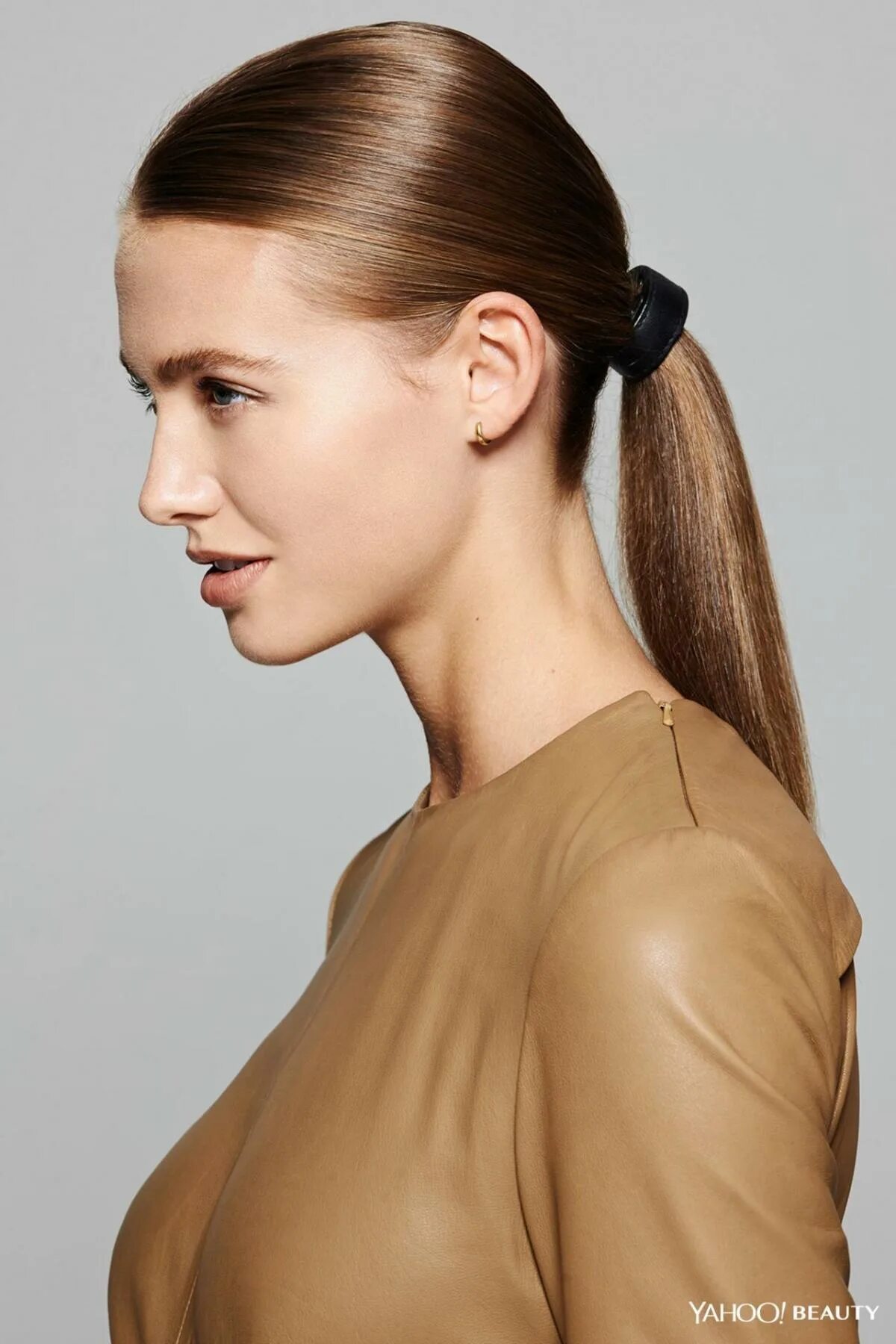 Прическа деловой стиль на длинные волосы Fall Beauty Trend: Dress Up Your Sleek Ponytail