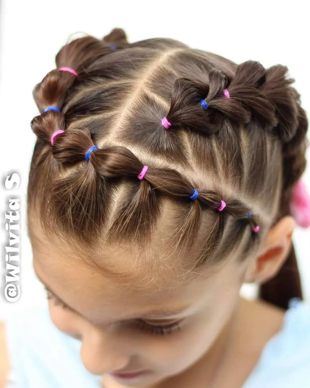 Прическа детская на короткие волосы с резиночками Image may contain: one or more people and closeup Baby hairstyles, Kids hairstyl