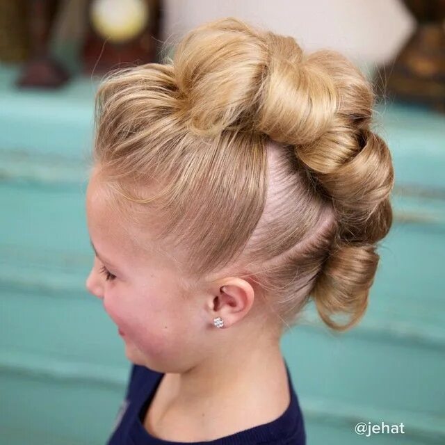 Прическа детская на средние Our Flower Bun Hawk Tutorial is live on... Baby girl hairstyles, Girl hairstyles