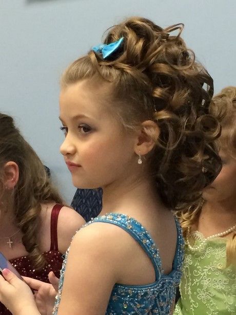 Прическа детская на выпускной на длинные frisuren-de.top in 2024 Kids curly hairstyles, Flower girl hairstyles, Pageant h