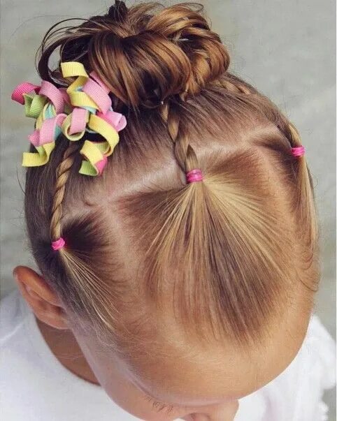 Прическа девочке на короткие волосы с резиночками Braids tied up into a messy bun Princess hairstyles, Toddler hairstyles girl, Gi