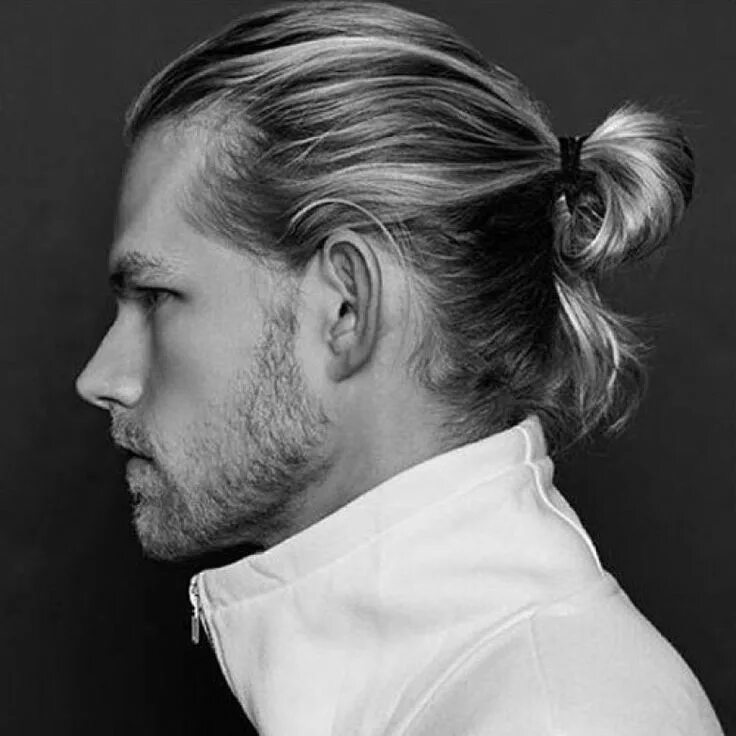 Прическа длинные волосы мужская хвостик How to Do the perfect Man Bun in 4 easy steps Mens ponytail hairstyles, Man pony