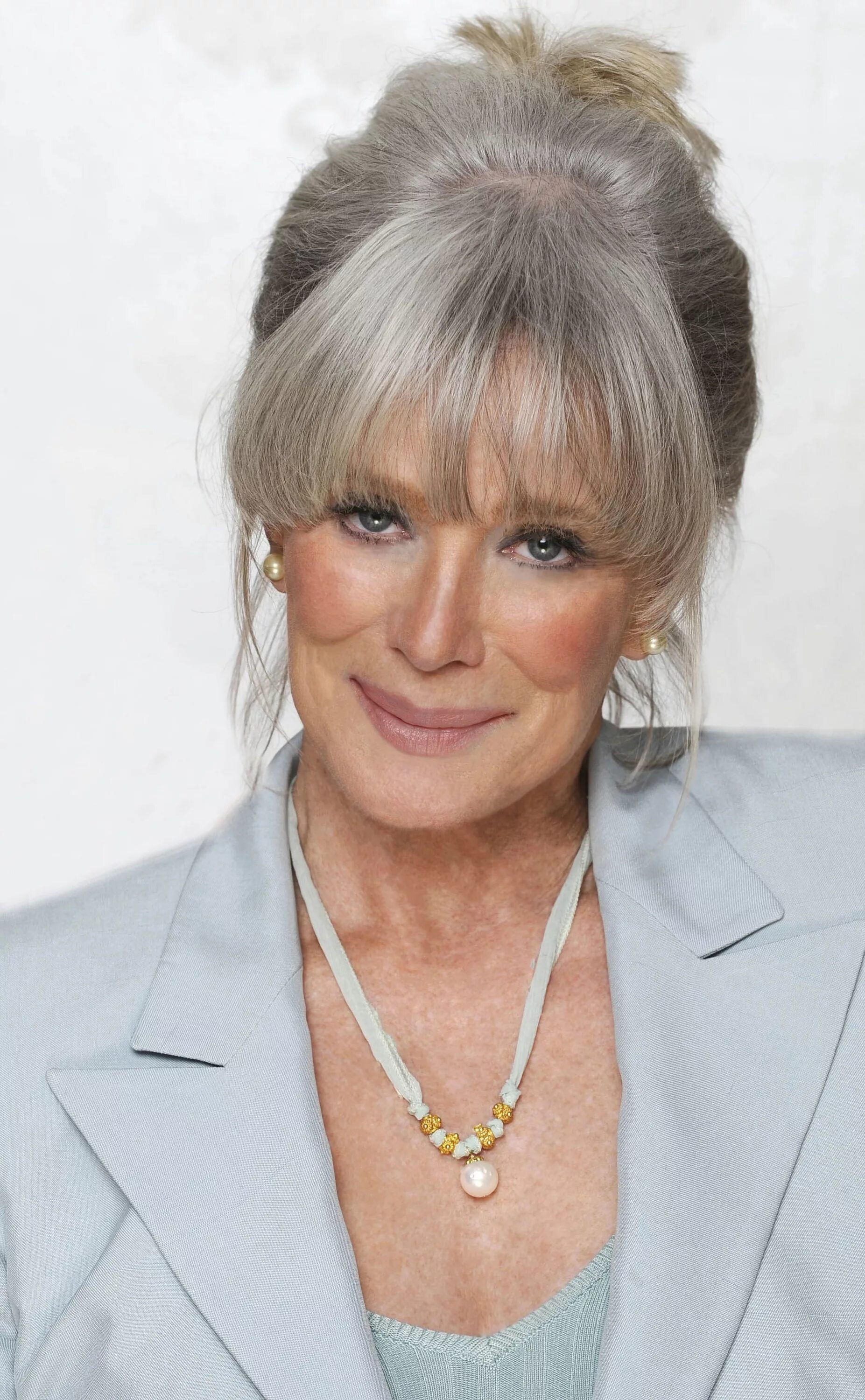 Прическа длинные волосы женская 50 лет Linda evans, Silver white hair, Beautiful hair