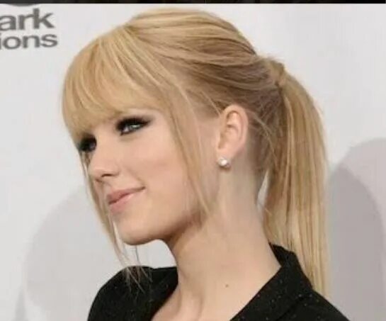 Прическа длинный хвост без челки Taylor's long straight healthy hair with bangs is literally one of her best hair