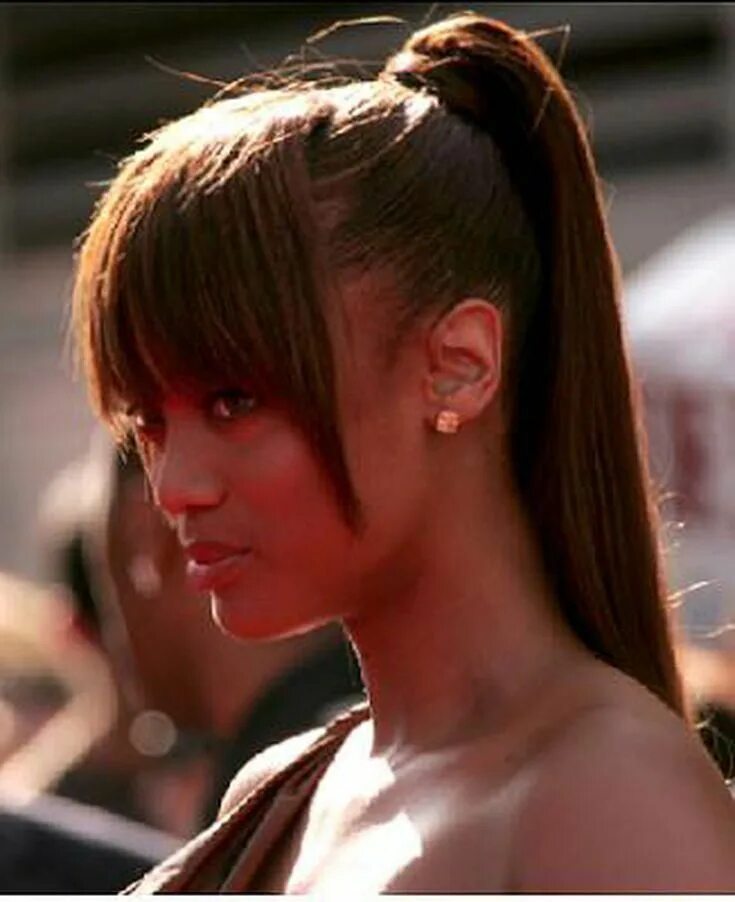 Прическа длинный хвост с челкой The Hottest Ponytail Hairstyles for Prom: Tyra Banks Ponytail hairstyles, Prom p