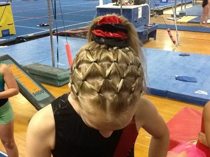 Прическа для акробатики на выступление девочке Pin by Ashley Bingham on Hairstyles Gymnastics hair, Gymnastics meet hair, Short