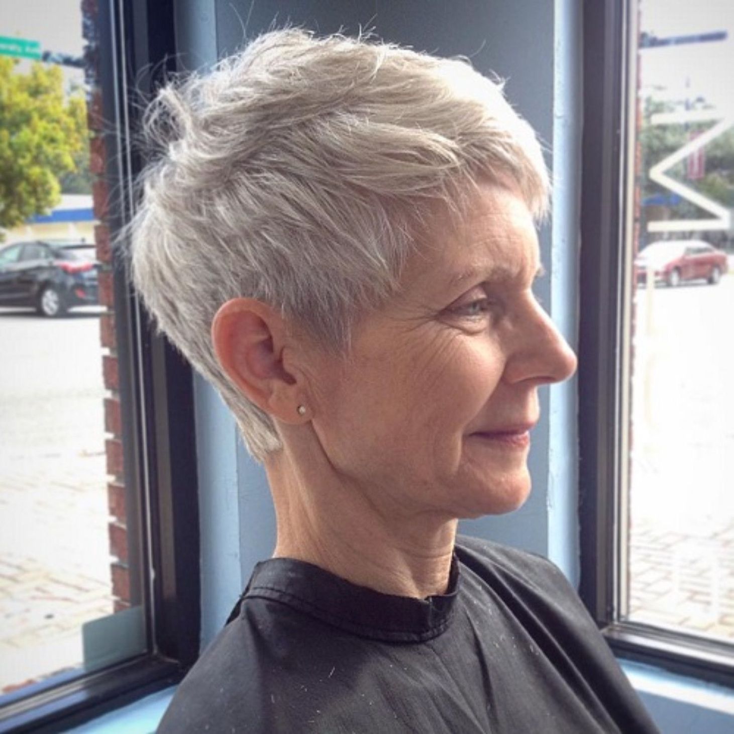 Прическа для бабушки на короткие волосы Older Women's Gray Pixie Hairstyle Best short haircuts, Thick hair styles, Older