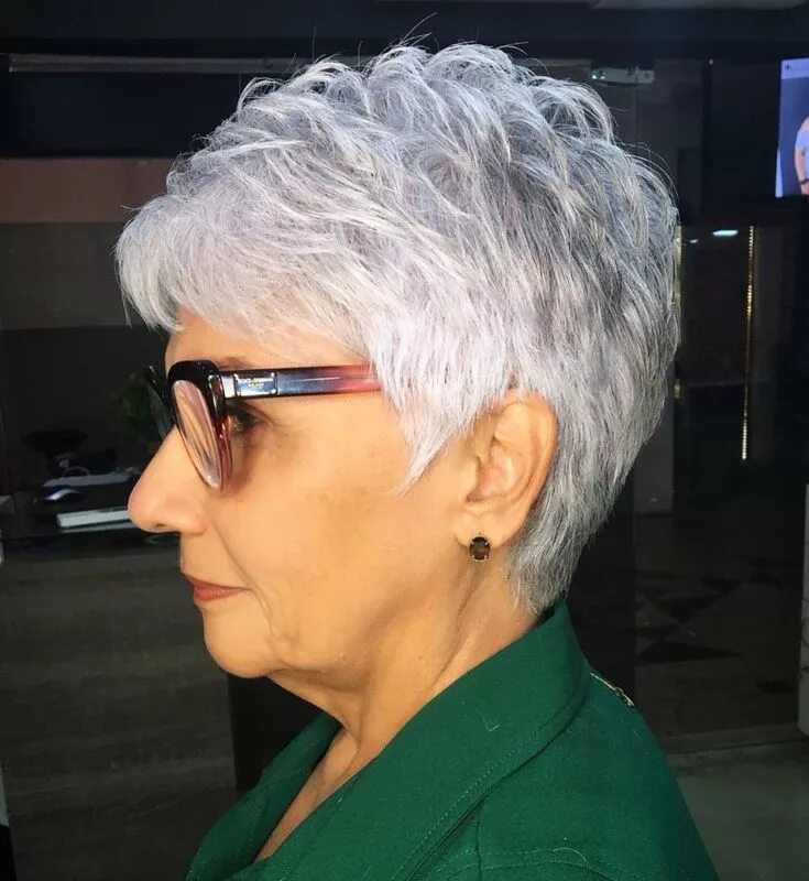 Прическа для бабушки на короткие волосы Feathered Silver Pixie Hairstyle Haarschnitt kurz, Haarschnitt, Kurzhaarschnitte