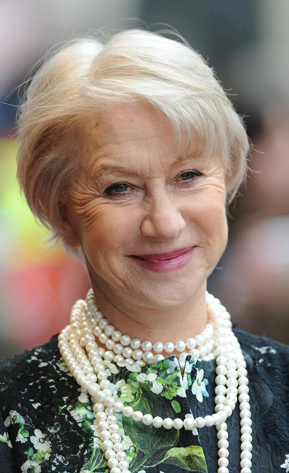 Прическа для бабушки на короткие волосы Helen Mirren