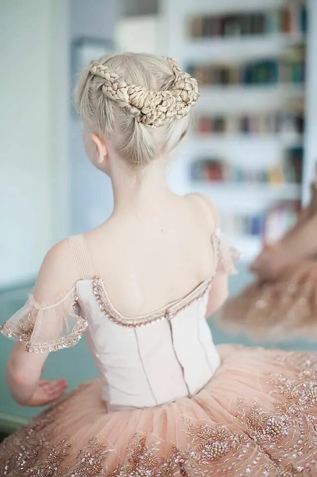 Прическа для балета для девочки Tutu by Debi Lehman Photo by Lisbetphotography Ballet costumes, Ballet hairstyle