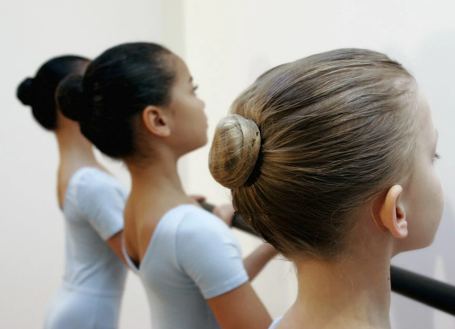 Прическа для балета для девочки Ballet Bun Tools and Tricks Ballet hairstyles, Ballet bun, Dance hairstyles