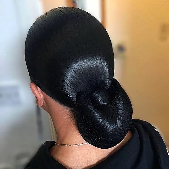 Прическа для бальных танцев девочке пучок Great smooth black bun. Need to learn this one! Ballroom hair, Hair ponytail sty