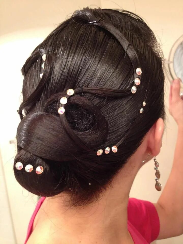 Прическа для бальных танцев на короткие волосы A hairdo I did for myself when I was competing both latin and standard Dance hai