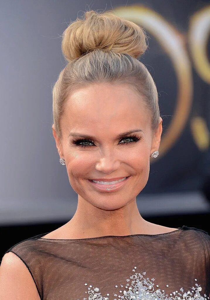 Прическа для большой головы женщине Kristin Chenoweth in Simon G Jewelry Oscar hairstyles, Hair beauty, Hair makeup