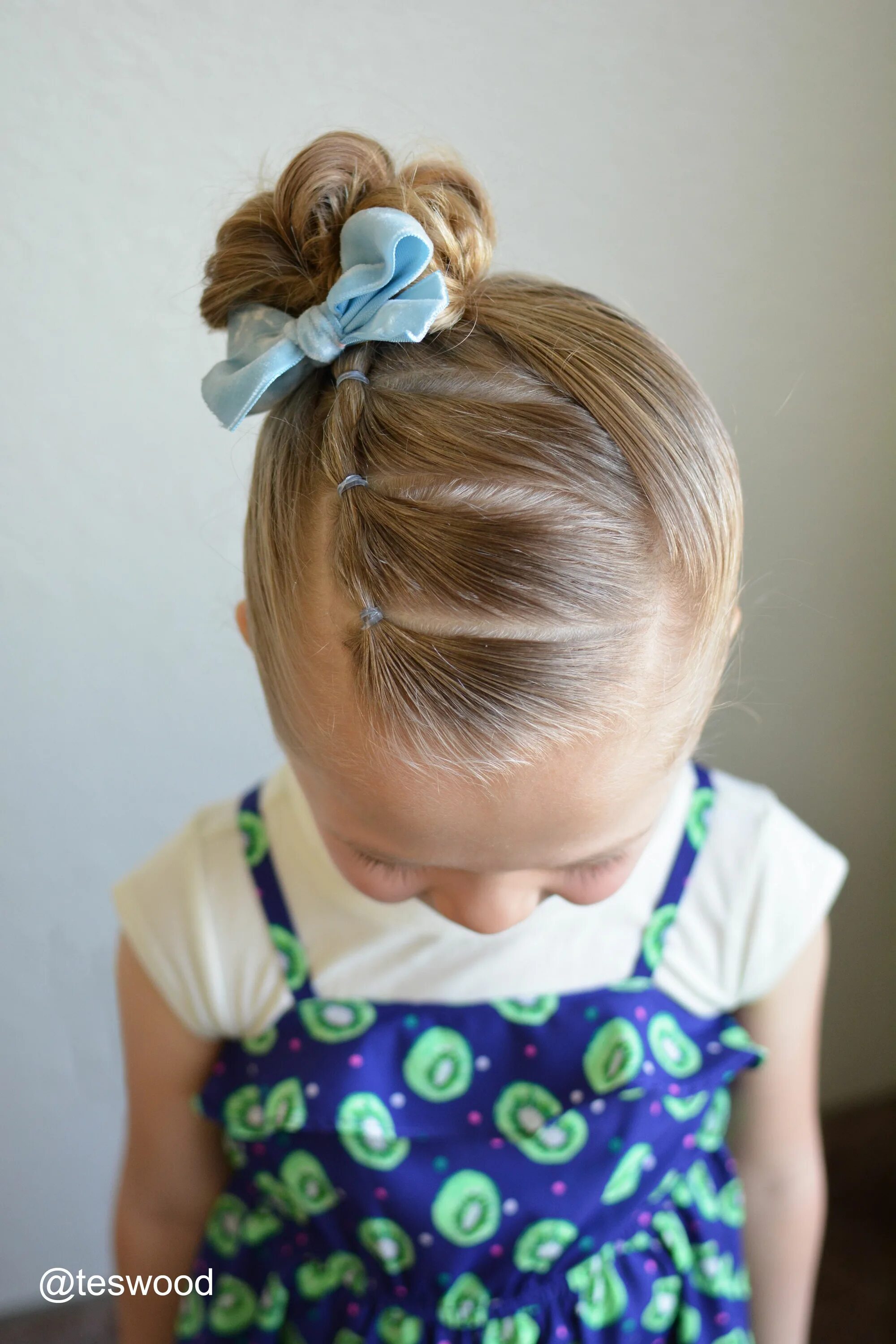 Прическа для девочки 2 года короткие Three connected ponies into a side topknot Toddler hairstyles girl fine hair, Ba