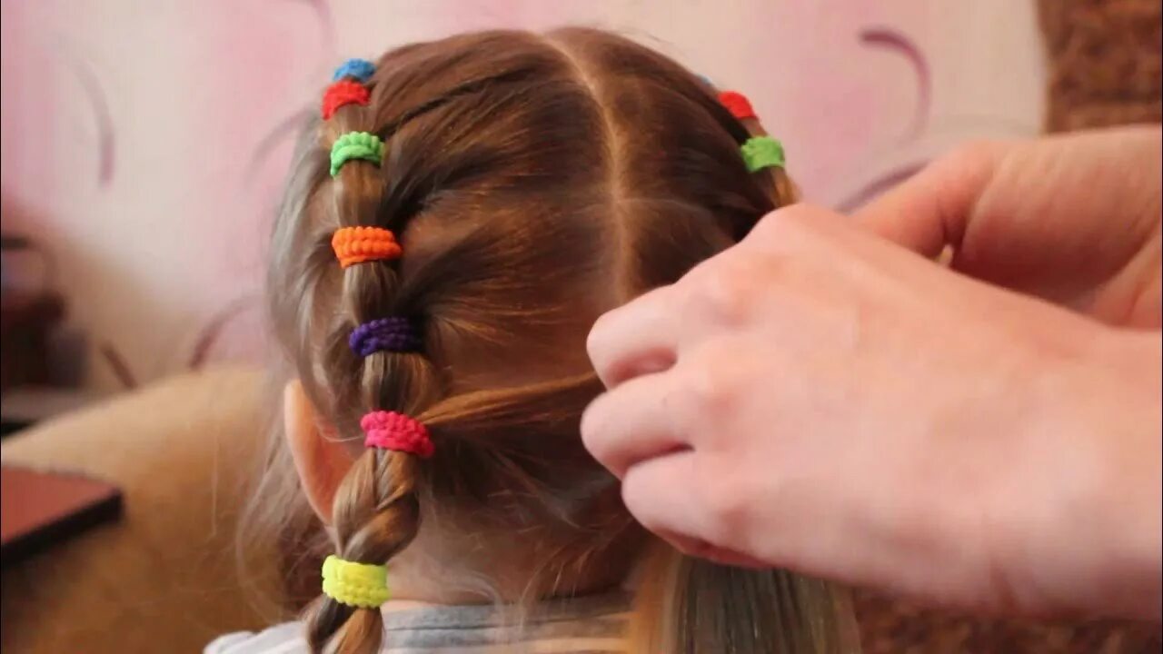 Прическа для девочки из 2 резинок Original hairstyle with colored elastics. Оригинальная прическа с разноцветными 