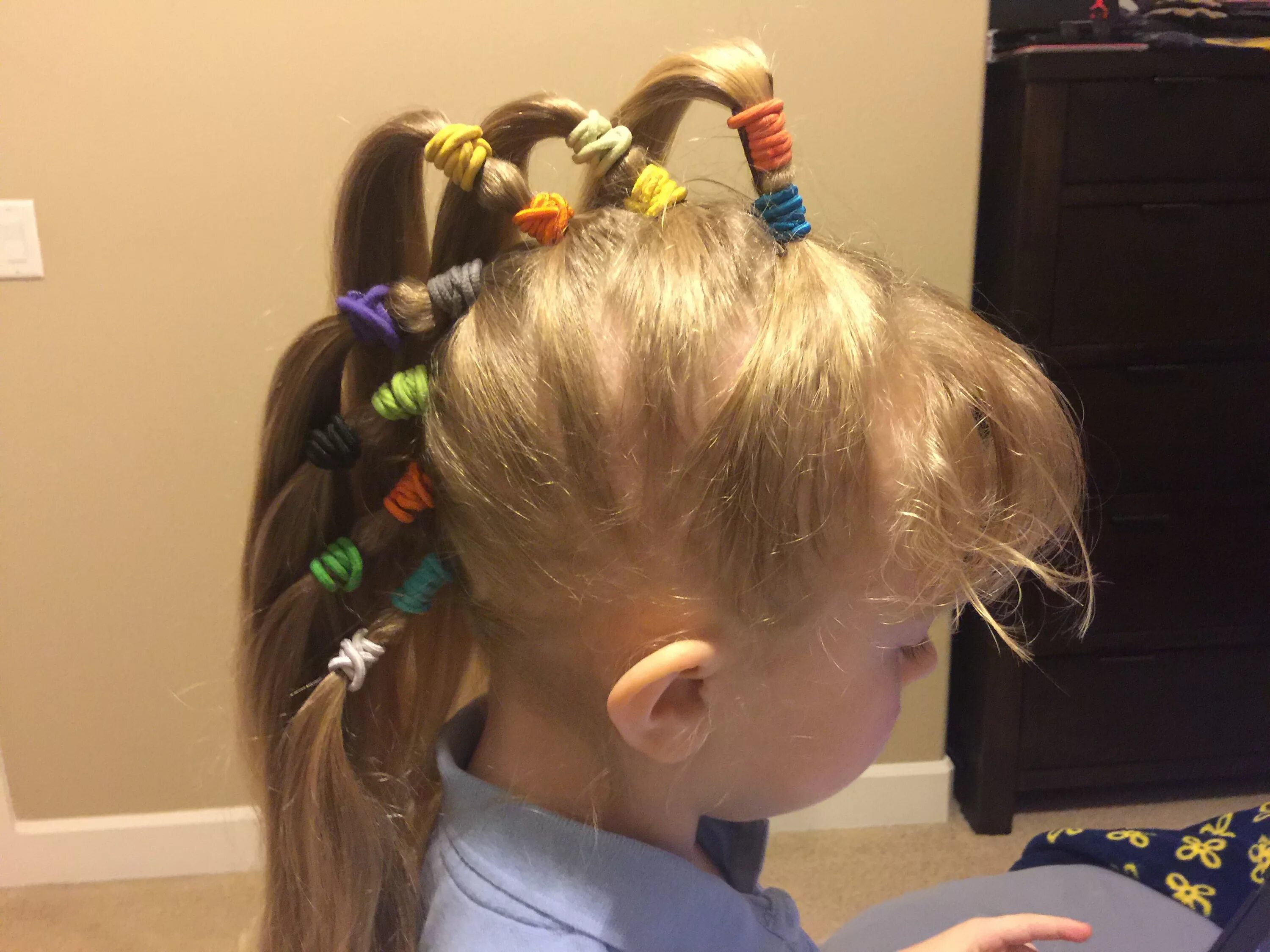 Прическа для девочки на 1 апреля Crazy hair day at school- 1st grade Wacky hair days, Crazy hair days, Crazy hair