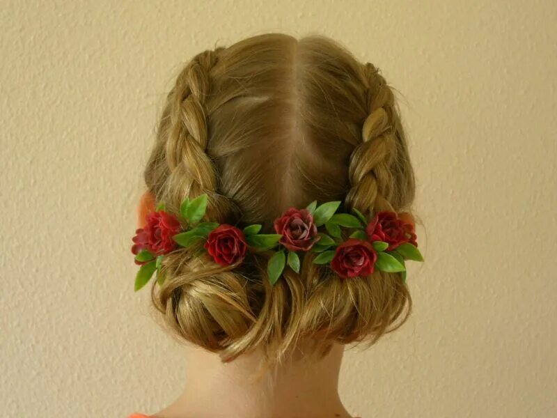 Прическа для девочки на праздник осени kapsels voor bruidsmeisje Trouwshop.com Short hair styles, Flower girl hairstyle