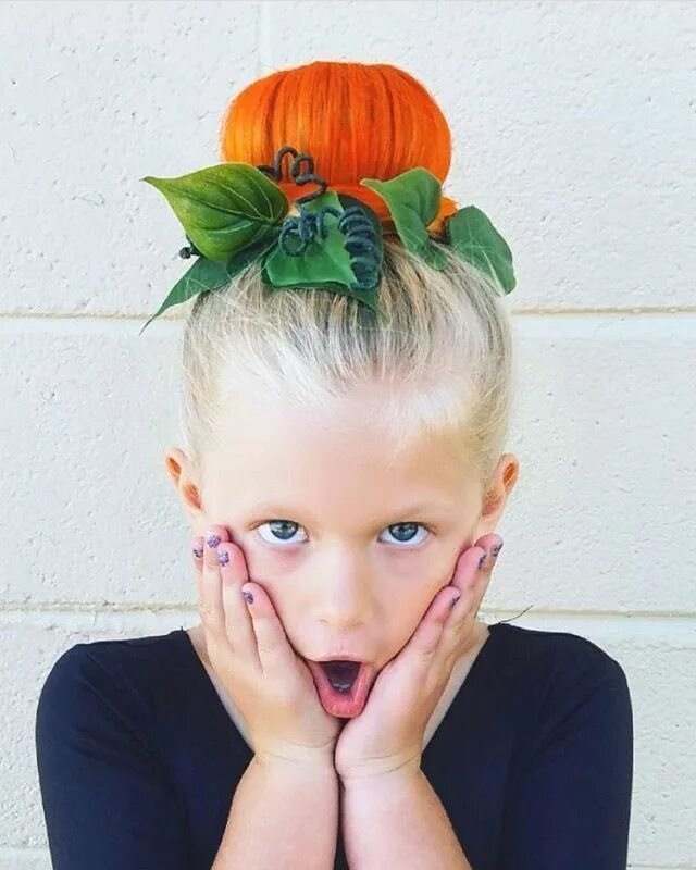 Прическа для девочки на праздник осени Coiffures d&#39;Halloween Halloween Hairstyles Le petit pain à la citrouille par