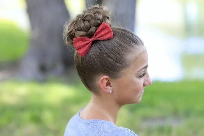 Прическа для девочки на сентябрь cute hairstyles, braided hair bun, on a brunette child's hair, decorated with a 