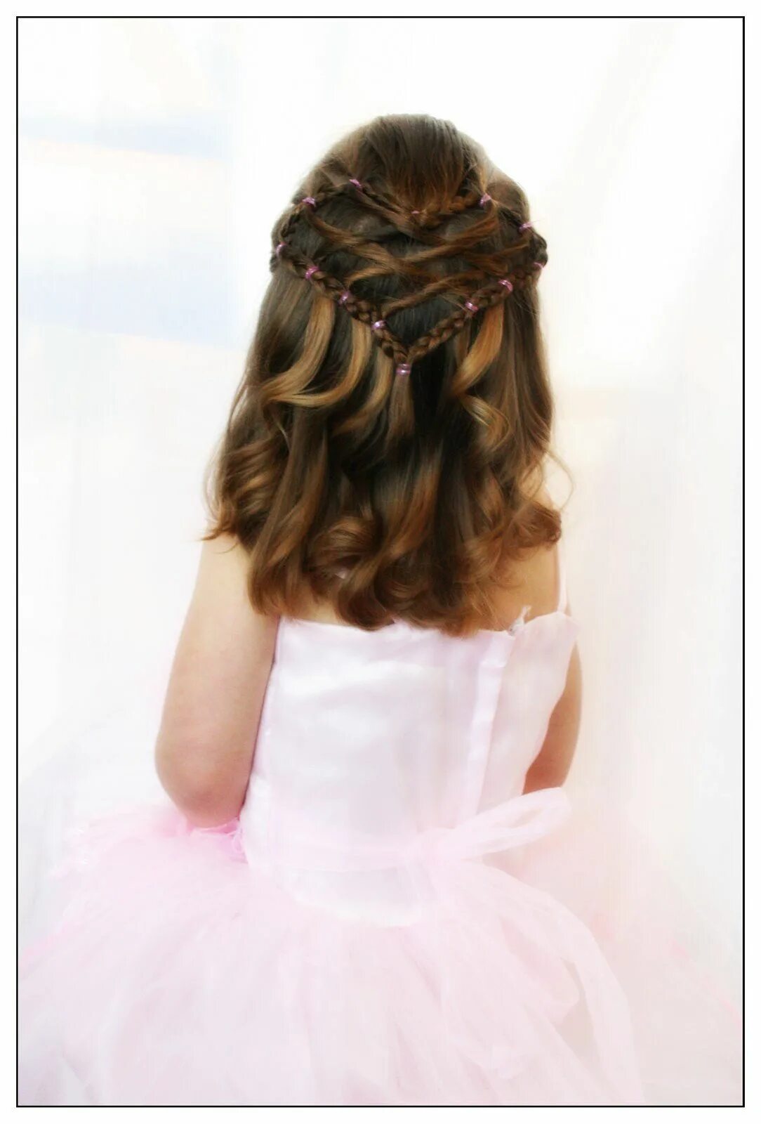 Прическа для девочки на утренник Pin by Chauncy Raysor on Beauty Down hairstyles, Hair styles, Girl hairstyles