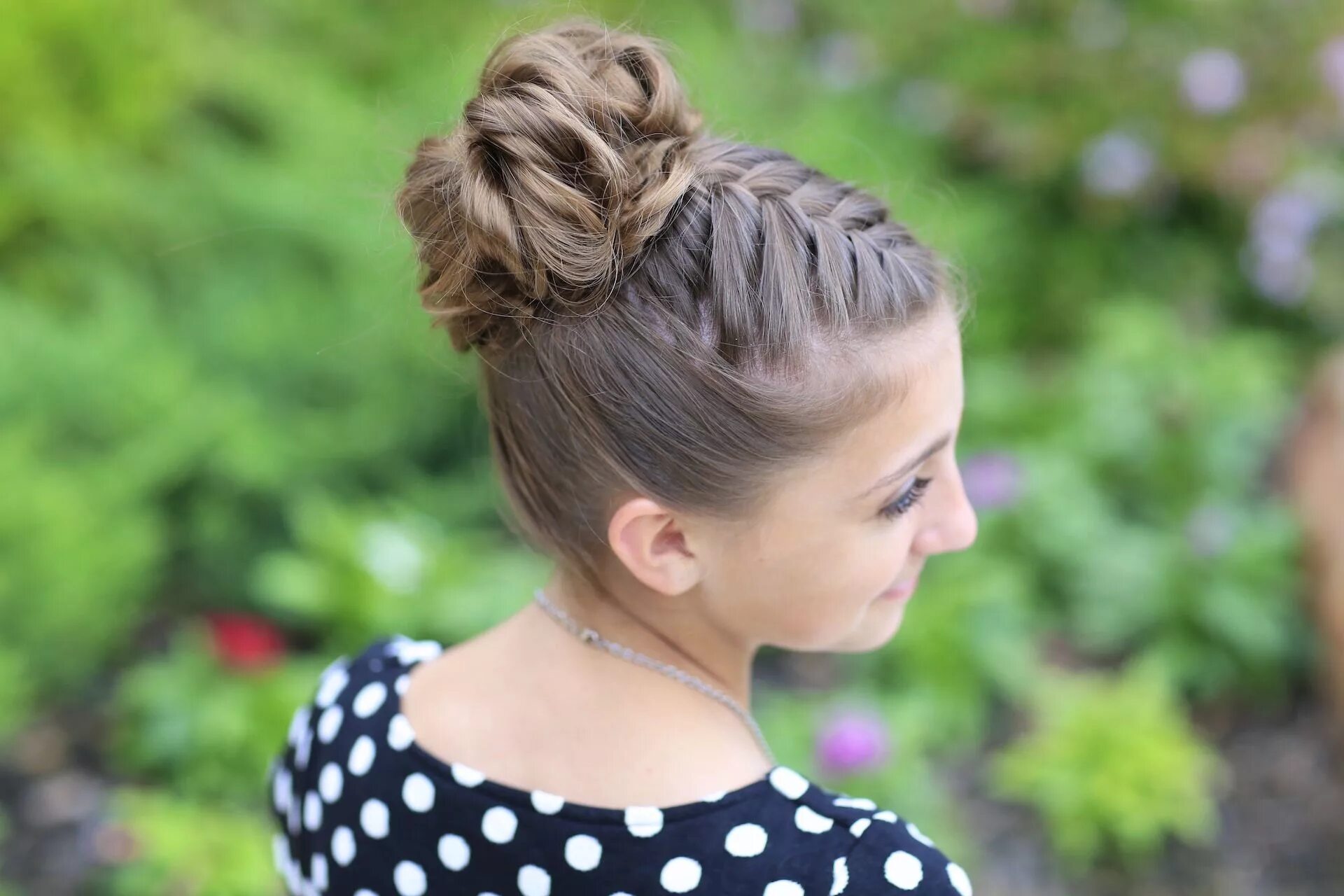 Прическа для девочки подростка на средние волосы Double-French Messy Bun Updo Bridesmaid hair, Cute girls hairstyles, Bun hairsty