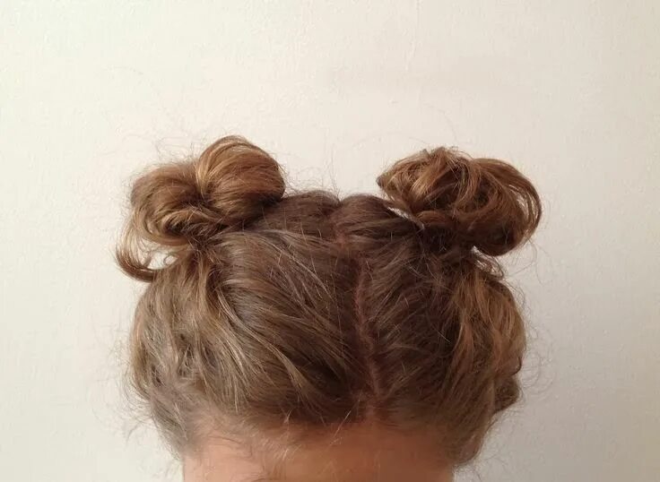 Прическа для девочки пучек Buns ⊙ Medium hair styles, Spring hairstyles, Effortless hairstyles