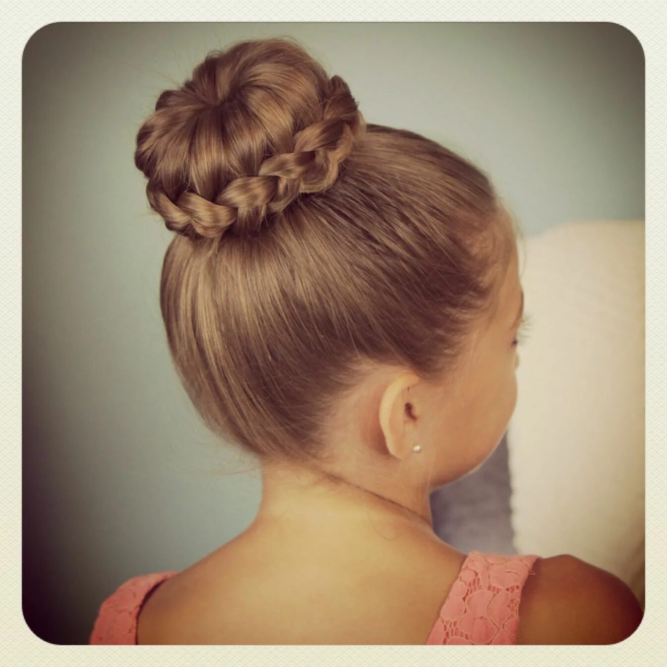 Прическа для девочки пучек Home - Cute Girls Hairstyles Moños con trenzas, Peinados sencillos, Peinados inf