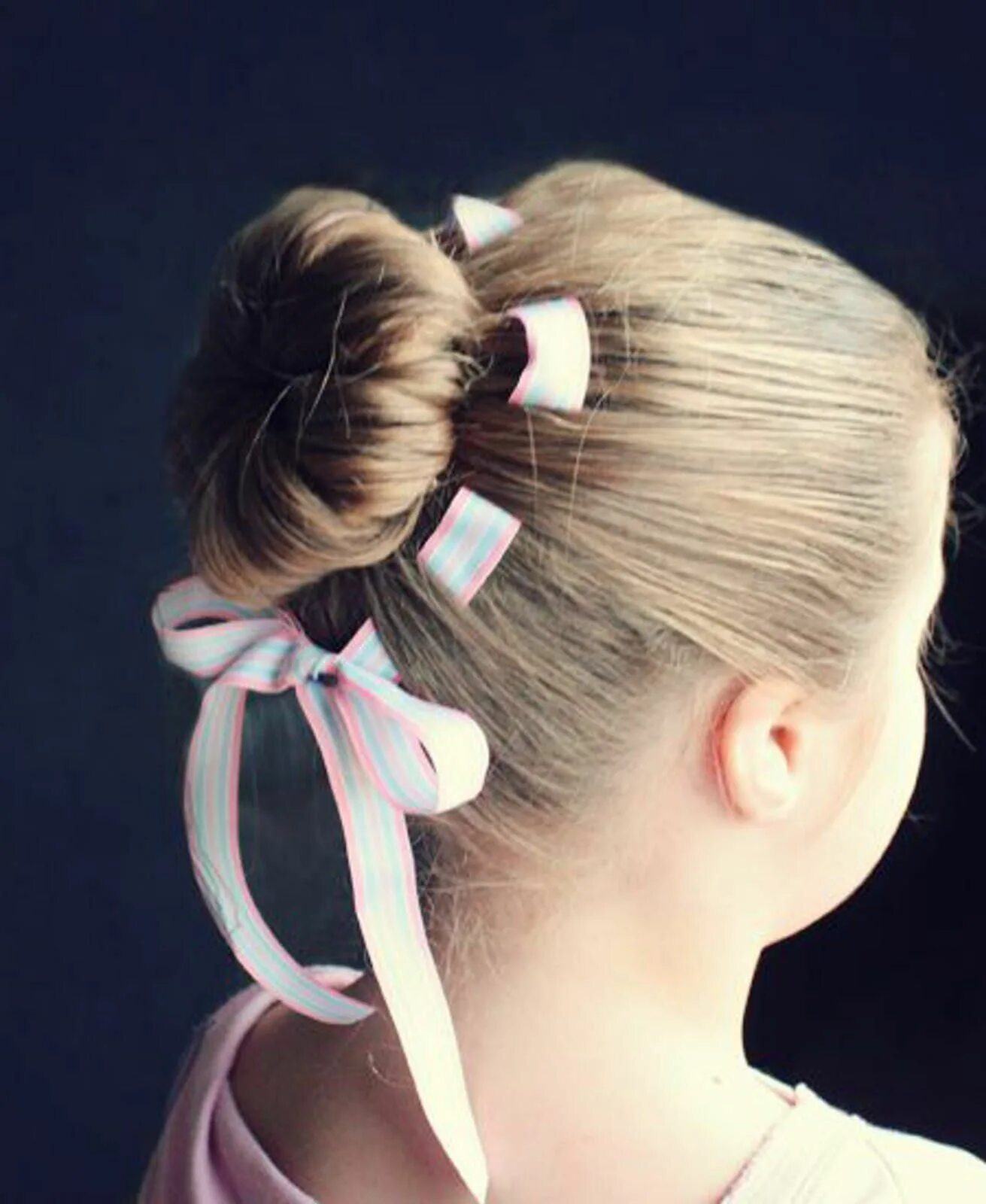 Прическа для девочки пучек Mode des enfants Pretty hairstyles, Girl hairstyles, Kids hairstyles