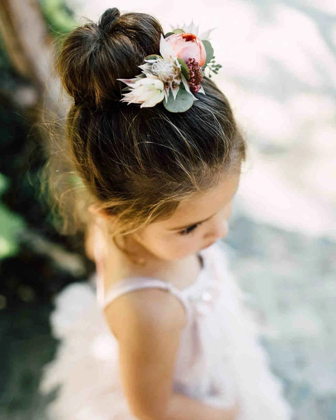 Прическа для девочки пучек Flower Girl Hairstyles: 33 Trendy Looks 2024 Guide Flower girl hairstyles, Flowe